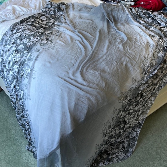 100% polyester massive Grey wrap scarf with silver, white, and grey floral print - Picture 3 of 4